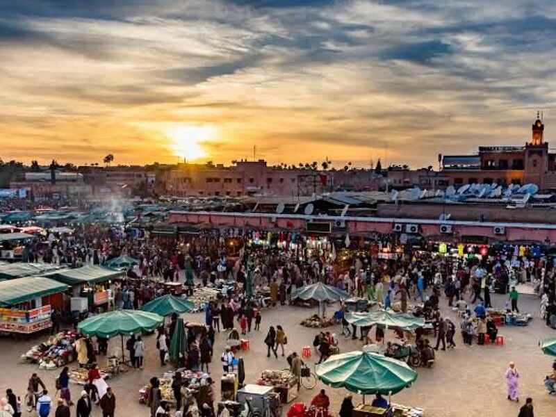 Place Jemaa el-Fna animée avec ses marchands et artistes de rue à Marrakech