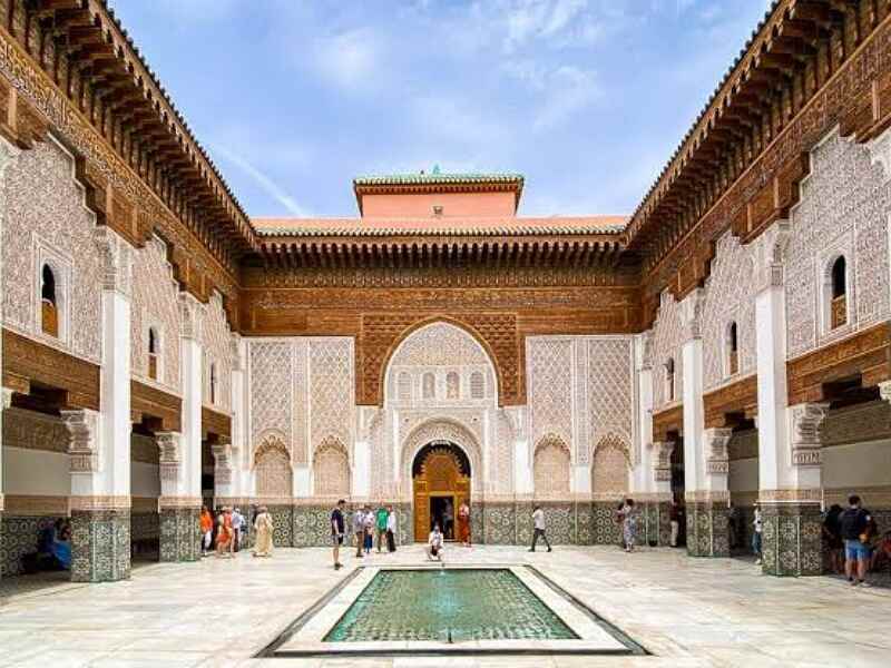 Cour centrale de la Medersa Ben Youssef avec stuc ciselé et mosaïques à Marrakech