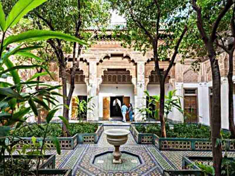 Cour intérieure du Palais Bahia avec mosaïques et jardins luxuriants à Marrakech